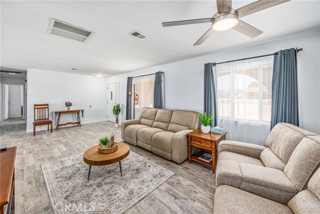 22818 Sitting Bull Road, Apple Valley CA: https://media.crmls.org/medias/e70f05bd-f602-450f-b9e7-118dba4c736b.jpg