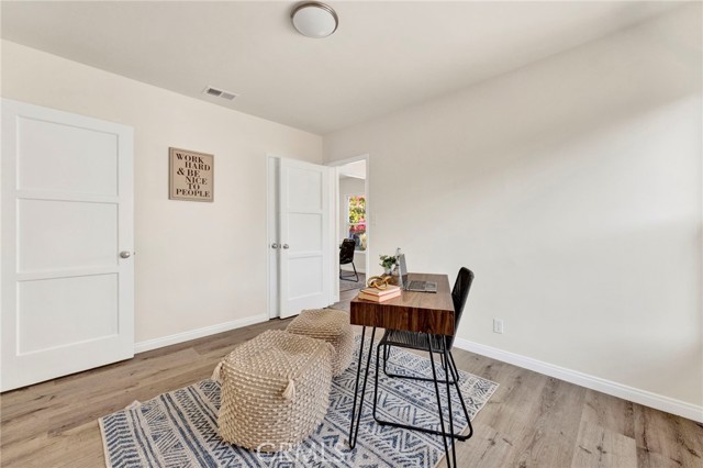 17350 Hamlin Street, Lake Balboa CA: https://media.crmls.org/medias/e71144dc-d1cb-4e34-8635-46944c59e67d.jpg