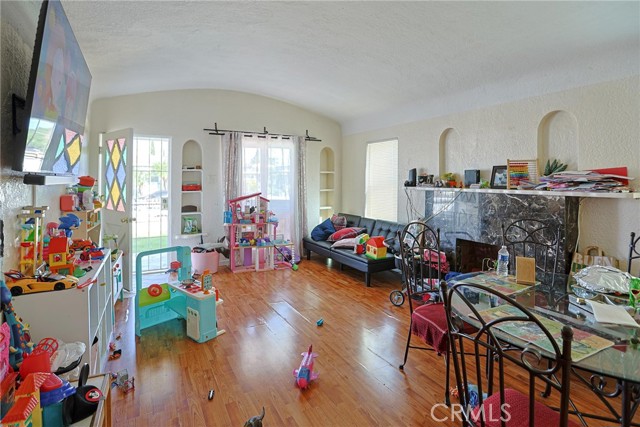 Detail Gallery Image 5 of 51 For 410 E 60th St, Long Beach,  CA 90805 - – Beds | – Baths