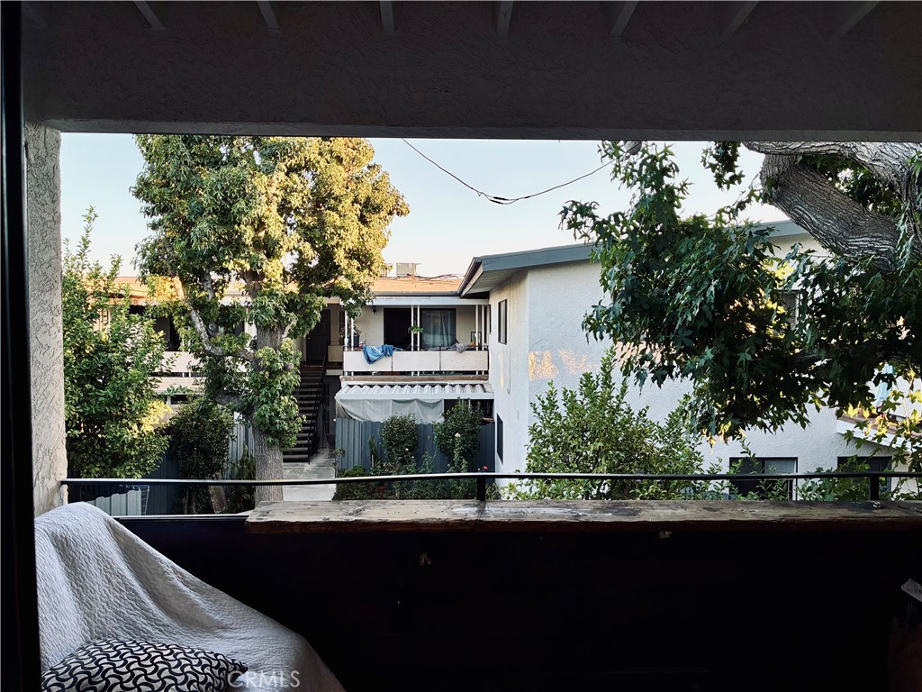 https://media.crmls.org/medias/e7137c69-950e-4336-911b-8ee8da2d92ab.jpg?preset=X-Large