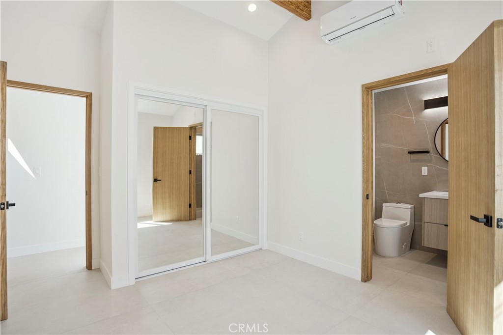https://media.crmls.org/medias/e7149833-72ca-4298-9ecc-0bea56345a31.jpg?preset=X-Large