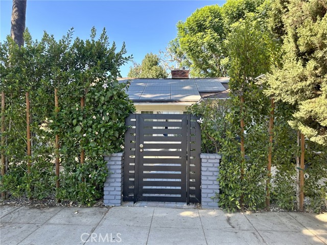 Detail Gallery Image 1 of 28 For 4515 Sherman Oaks Ave, Sherman Oaks,  CA 91403 - 3 Beds | 2/1 Baths