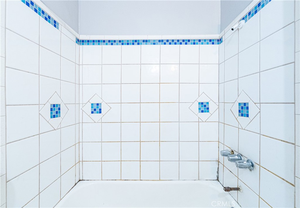 https://media.crmls.org/medias/e715f93c-156c-4e87-a8c3-efdcf310d11d.jpg?preset=X-Large