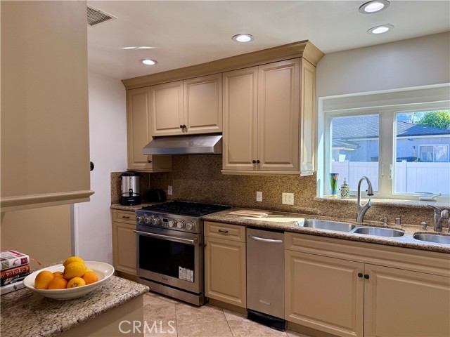 Detail Gallery Image 6 of 18 For 5517 Woodman Ave., Sherman Oaks,  CA 91401 - 4 Beds | 3 Baths