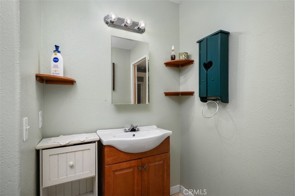 https://media.crmls.org/medias/e7182a49-1413-44a5-8630-5f76112129fa.jpg?preset=X-Large
