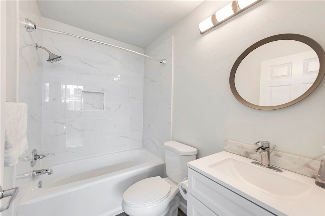 Detail Gallery Image 18 of 21 For 5051 Rosewood Ave #205,  Los Angeles,  CA 90004 - 2 Beds | 2 Baths