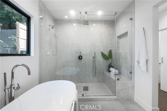 Detail Gallery Image 34 of 46 For 9836 Yoakum Dr, Beverly Hills,  CA 90210 - 5 Beds | 4 Baths