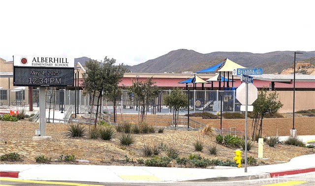 3812 Ash Street, Lake Elsinore CA: https://media.crmls.org/medias/e71a3804-56ca-4148-be9c-9e77d42e80b1.jpg