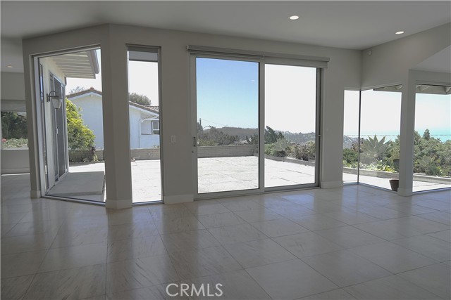 2615 Temple Hills Drive, Laguna Beach CA: https://media.crmls.org/medias/e71aa5db-42b0-451e-b974-2caaeb8edcb4.jpg