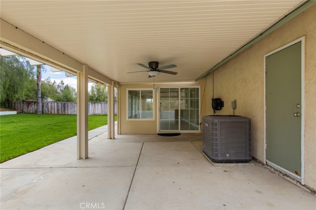 https://media.crmls.org/medias/e71b34b4-fff9-4a10-975f-5b03af6d99a1.jpg?preset=X-Large