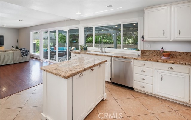 Detail Gallery Image 4 of 40 For 25451 via Macarena, Valencia,  CA 91355 - 5 Beds | 3 Baths