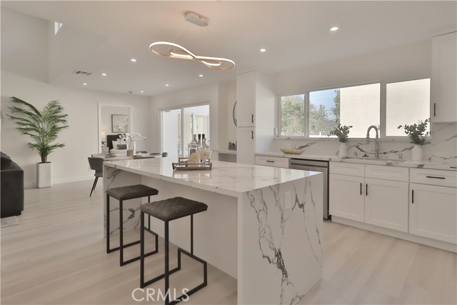 22131 1/2 Victory, Canoga Park CA: https://media.crmls.org/medias/e71c05d6-812d-46aa-8706-5b92d34c725a.jpg