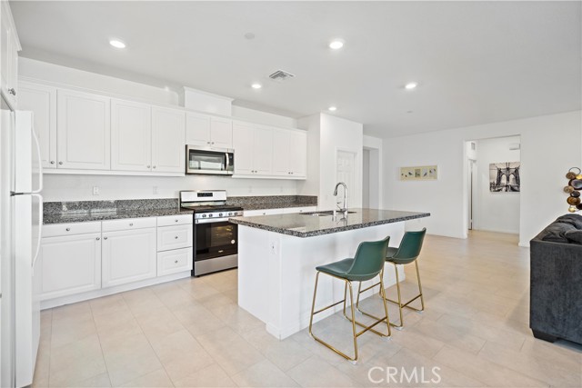 Detail Gallery Image 13 of 66 For 8044 Country Mile Ln, Riverside,  CA 92507 - 5 Beds | 3/1 Baths