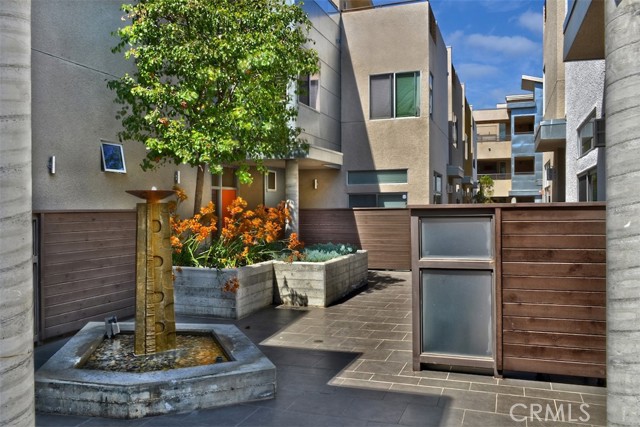 Detail Gallery Image 3 of 31 For 11815 Laurelwood Dr #12,  Studio City,  CA 91604 - 2 Beds | 2/1 Baths
