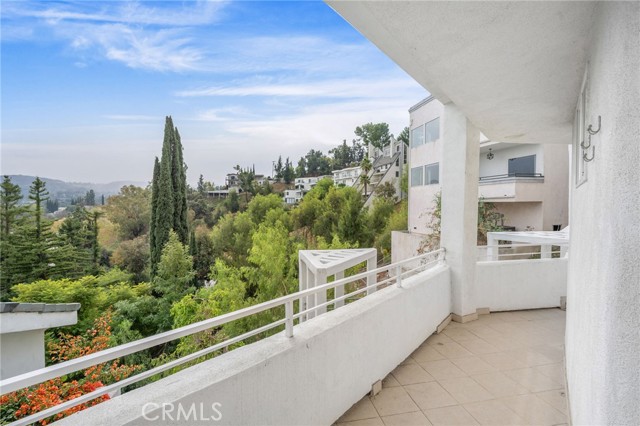 5220 Medina Road, Woodland Hills CA: https://media.crmls.org/medias/e71df484-b250-4a36-8988-5c1909aaf164.jpg