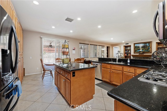 Detail Gallery Image 5 of 12 For 17251 Greentree Dr, Riverside,  CA 92503 - 3 Beds | 2/1 Baths