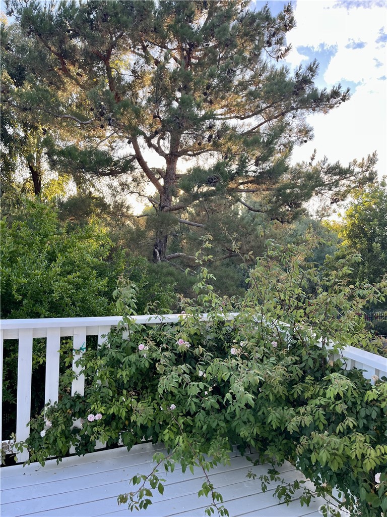 https://media.crmls.org/medias/e720ce79-79ea-4ecf-a13d-1c030860138b.jpg?preset=X-Large