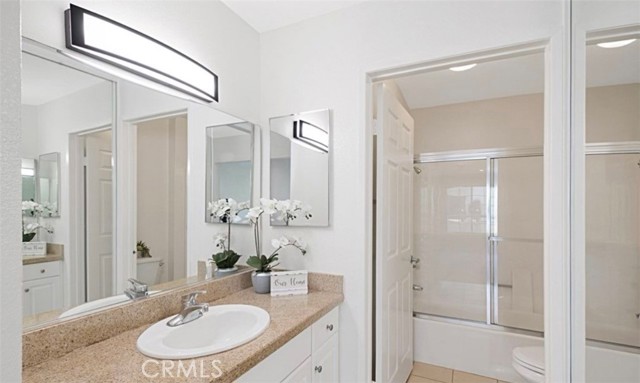 21500 Burbank Boulevard, Woodland Hills CA: https://media.crmls.org/medias/e7222384-5063-4d53-b6bf-d03c81db01fc.jpg