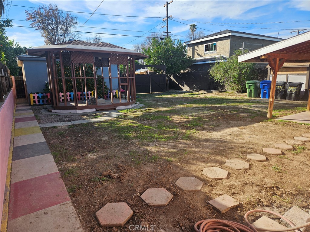 https://media.crmls.org/medias/e72360b0-a759-4530-b461-380d173d3f75.jpg?preset=X-Large