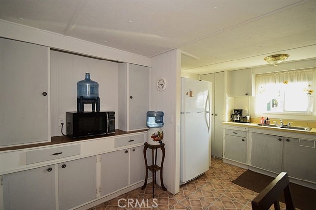 56254 29 Palms Highway, Yucca Valley CA: https://media.crmls.org/medias/e7254615-ac3e-46a3-9ea2-dec8b40d9d51.jpg