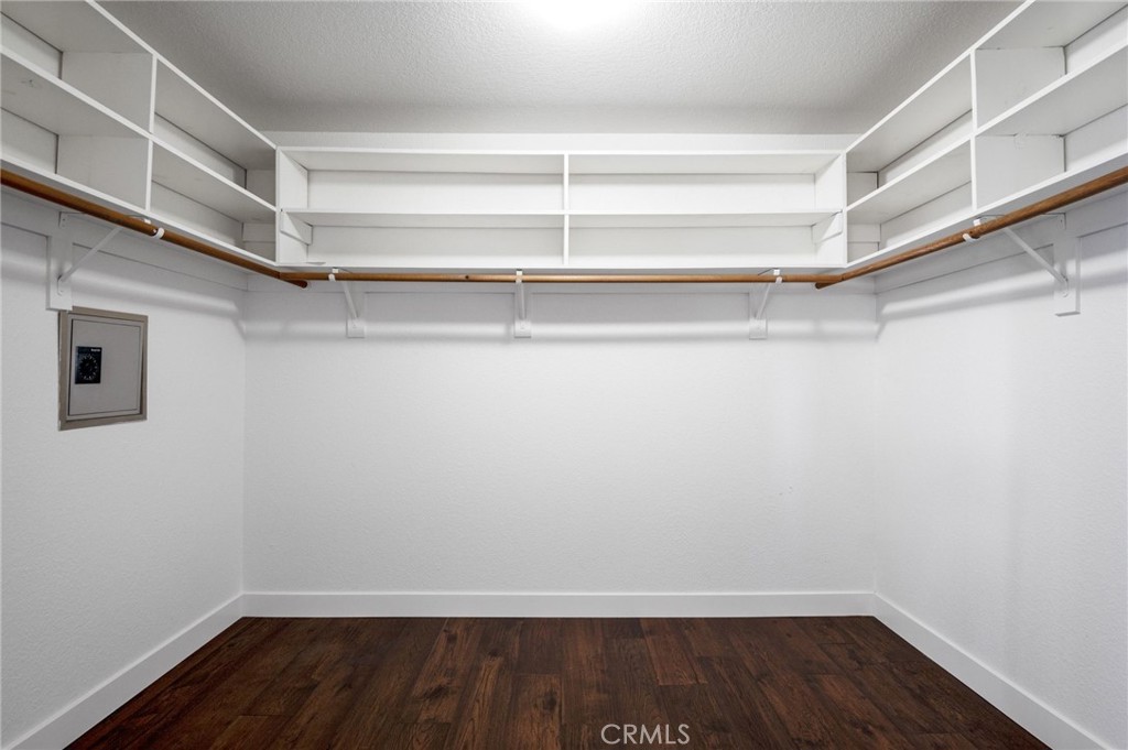 https://media.crmls.org/medias/e727a546-b67b-467b-9d29-d4fbc89e0662.jpg?preset=X-Large