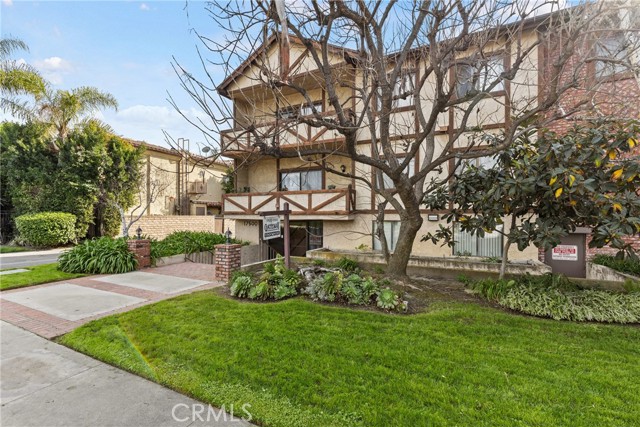 Detail Gallery Image 2 of 26 For 17500 Sherman Way #102,  Van Nuys,  CA 91406 - 3 Beds | 2 Baths