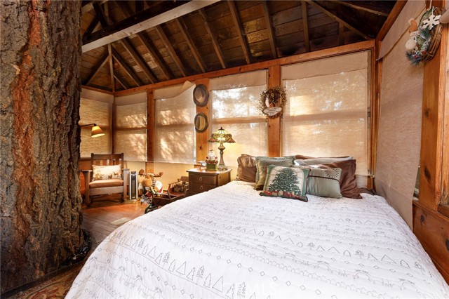 Detail Gallery Image 4 of 31 For 529 West Victoria Ct, Lake Arrowhead,  CA 92352 - 2 Beds | 1 Baths