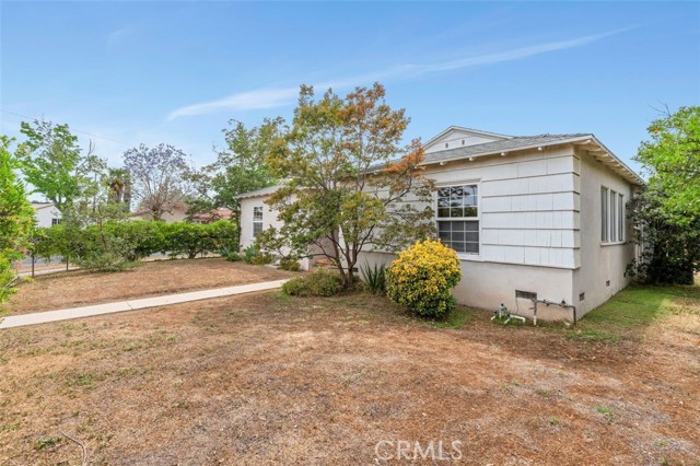 9933 Norwich Avenue, Mission Hills (San Fernando) CA: https://media.crmls.org/medias/e72e9562-e319-492b-b0f6-d33f445ca13c.jpg