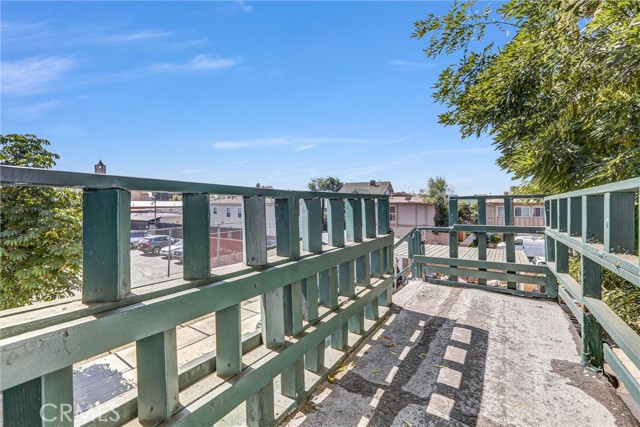 1470 W Adams Boulevard, Los Angeles CA: https://media.crmls.org/medias/e72f041b-cfa6-4427-8479-a1f4a9ceb726.jpg