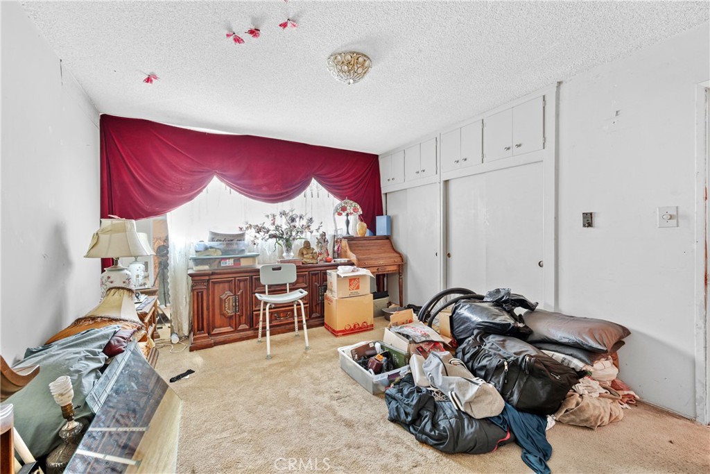 https://media.crmls.org/medias/e730c4b9-2f91-4ad1-8e70-4b4709869bcb.jpg?preset=X-Large