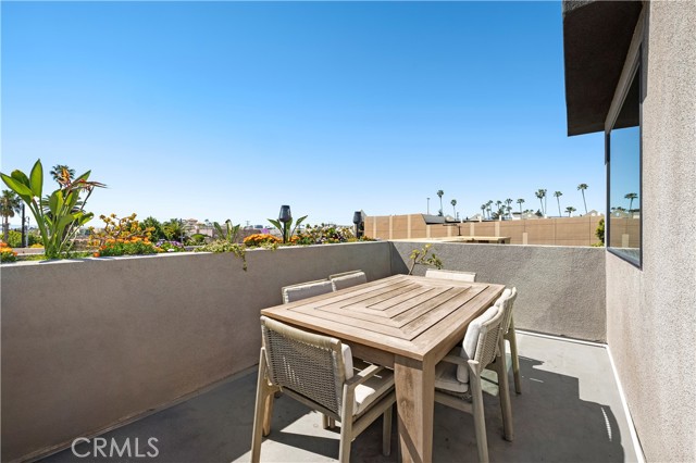 922 N Ridgewood Pl, Los Angeles CA: https://media.crmls.org/medias/e7333a4a-12ce-4707-aac7-65306a967025.jpg