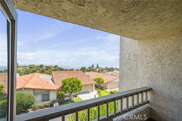 54 Hilltop Circle, Rancho Palos Verdes CA: https://media.crmls.org/medias/e7339790-5132-4e37-a67c-940511aa3fbd.jpg