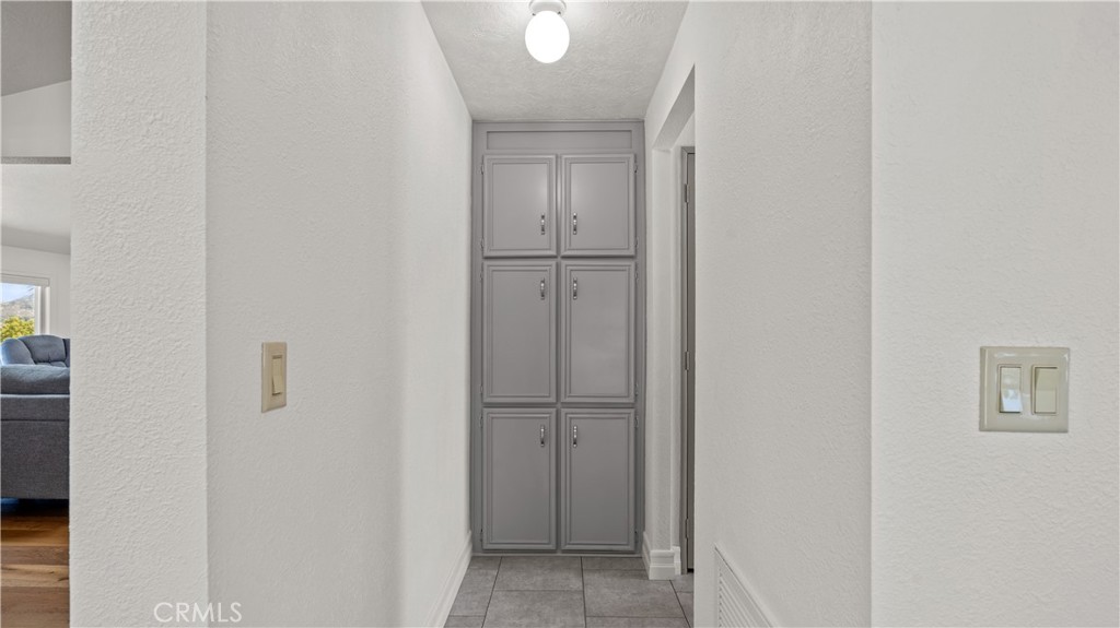 https://media.crmls.org/medias/e7349712-6d67-43e0-915b-1832652a123f.jpg?preset=X-Large