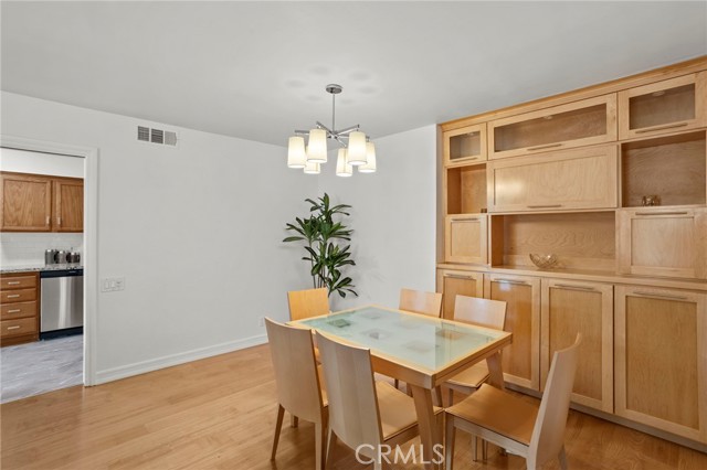 4915 Tyrone Avenue, Sherman Oaks CA: https://media.crmls.org/medias/e737a116-9a8f-4496-b572-b7992601727d.jpg
