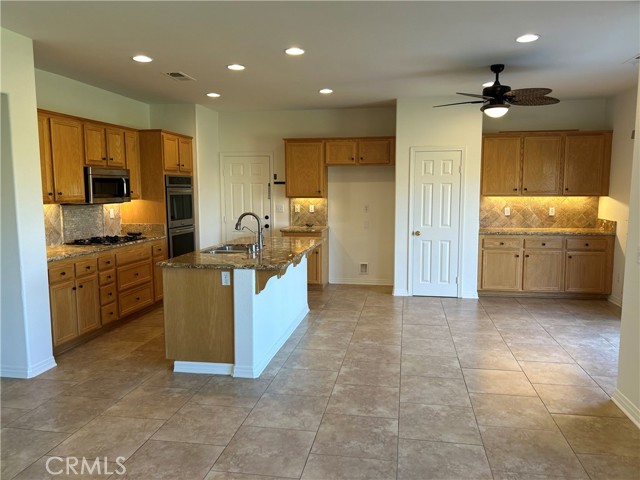 Detail Gallery Image 11 of 25 For 3186 Huula, Oceanside,  CA 92058 - 4 Beds | 2/1 Baths