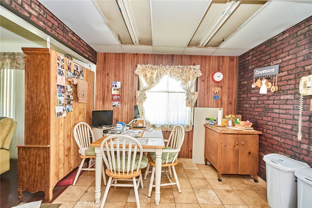 https://media.crmls.org/medias/e737dae7-6749-46a3-8206-e431103d2db2.jpg?preset=X-Large