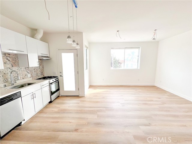 Detail Gallery Image 5 of 14 For 1183 Crenshaw Bld #201,  Los Angeles,  CA 90019 - 2 Beds | 2 Baths