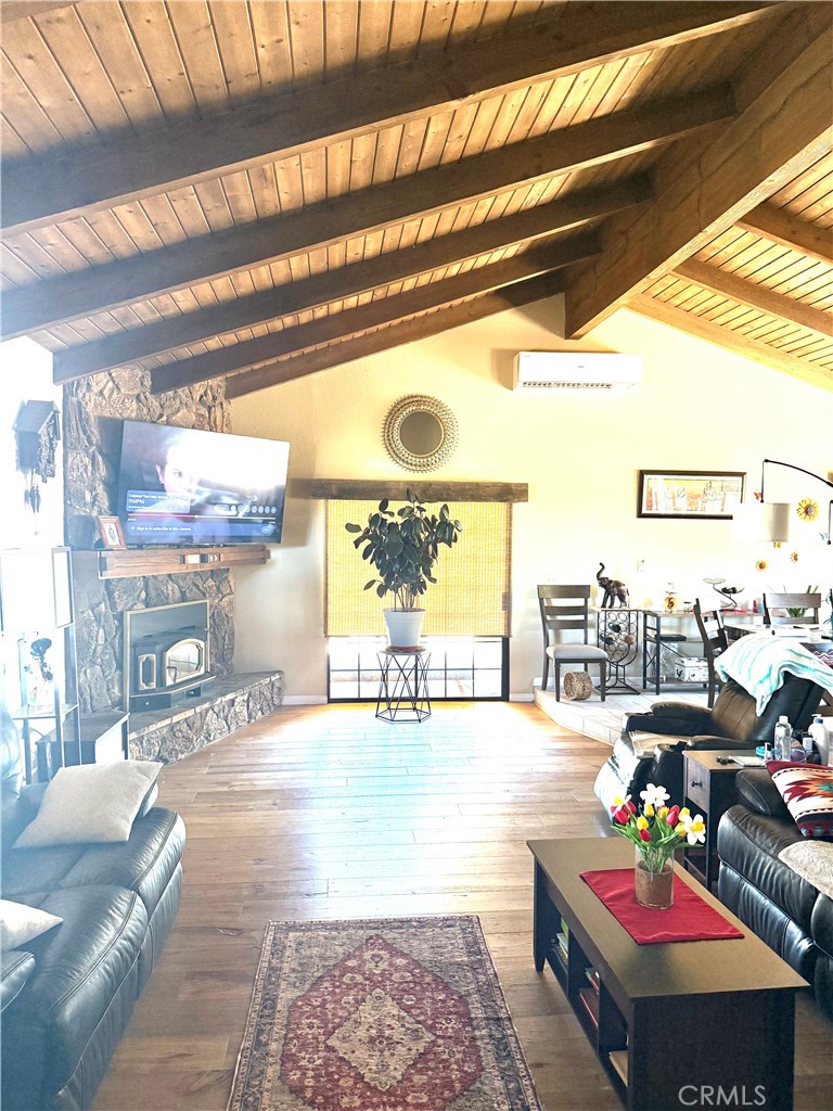 https://media.crmls.org/medias/e73909ea-32b6-4912-8fd0-bf416e0bf532.jpg?preset=X-Large