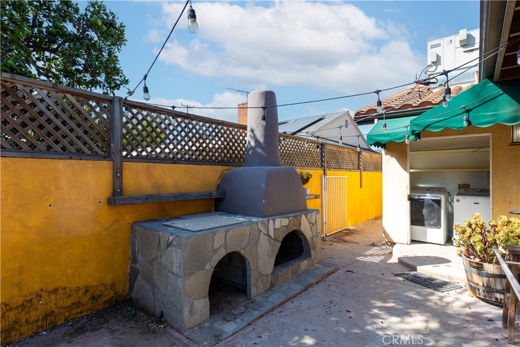 https://media.crmls.org/medias/e73931e8-ea72-4436-a8ef-834be04516d6.jpg?preset=X-Large