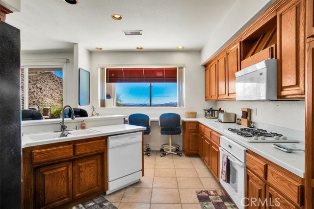 Detail Gallery Image 16 of 43 For 7495 Canyon Dr, Yucca Valley,  CA 92284 - 3 Beds | 2 Baths