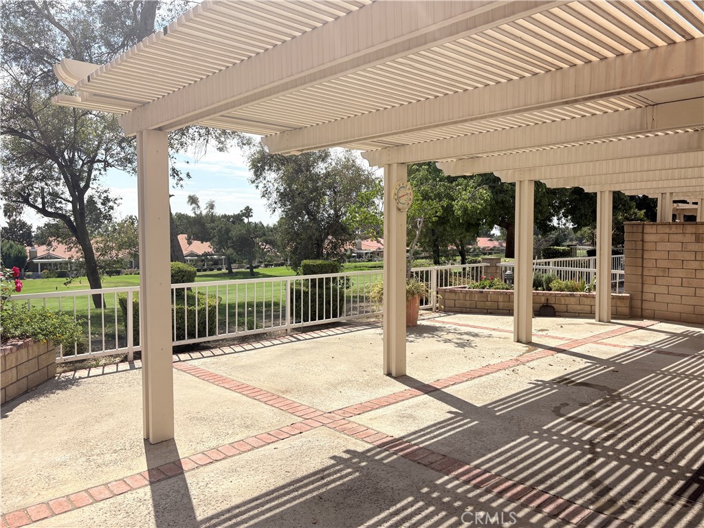 https://media.crmls.org/medias/e7400d08-78dd-47dd-ab16-5fdfaaeb9f34.jpg?preset=X-Large