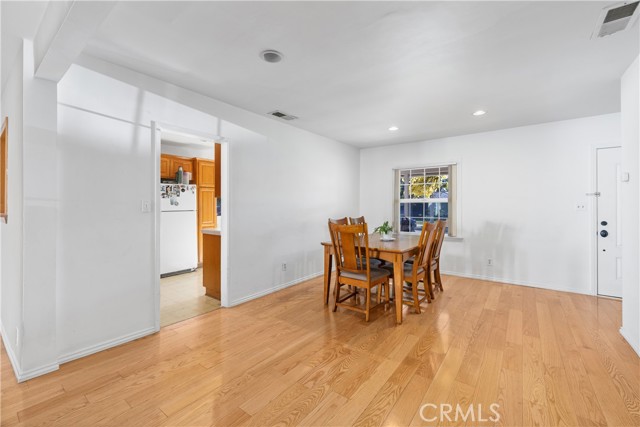 Detail Gallery Image 10 of 39 For 17419 Leadwell, Lake Balboa,  CA 91406 - 4 Beds | 2 Baths