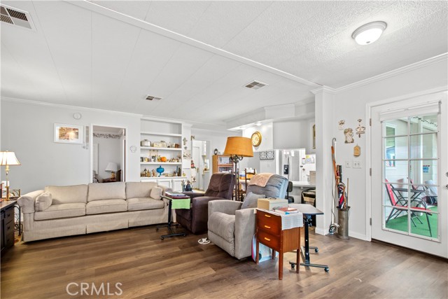5200 Irvine Blvd., Irvine CA: https://media.crmls.org/medias/e741e14a-2797-4d82-9a86-9cc4a653a1ff.jpg