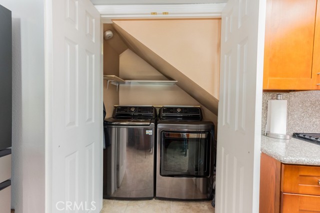 110 W Maple Street, Glendale CA: https://media.crmls.org/medias/e742ca80-d4ac-4e5a-8ab9-68ded80a0f3e.jpg