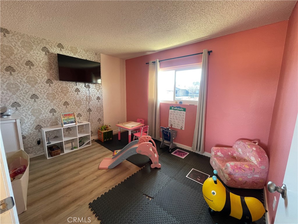 https://media.crmls.org/medias/e7472e2d-444c-4bd9-aff5-b339b528f023.jpg?preset=X-Large