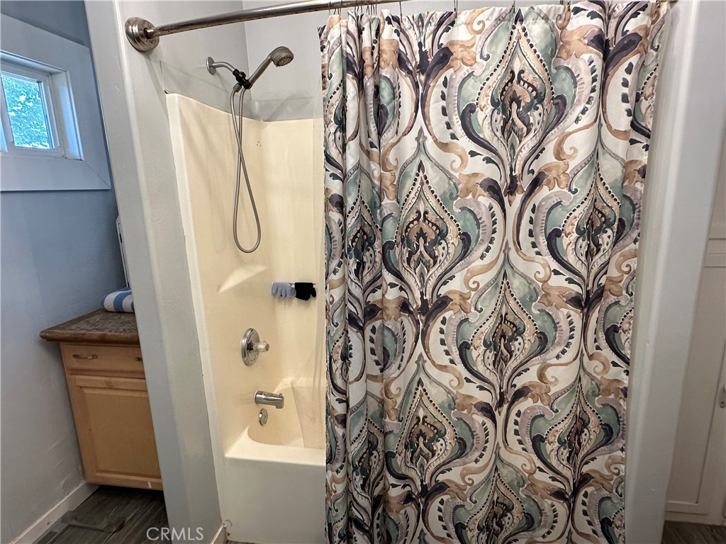 https://media.crmls.org/medias/e7480202-187a-46f8-a481-610a28d75af8.jpg?preset=X-Large