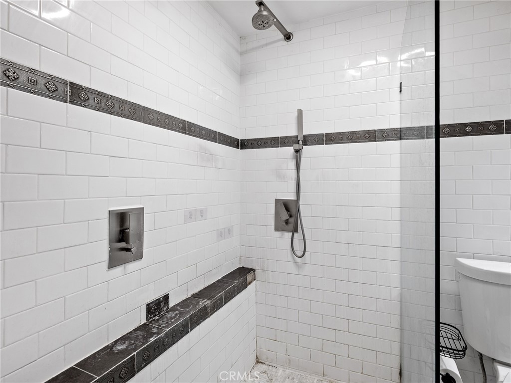 https://media.crmls.org/medias/e7484c02-c47f-4bad-b121-0293c6e8341f.jpg?preset=X-Large