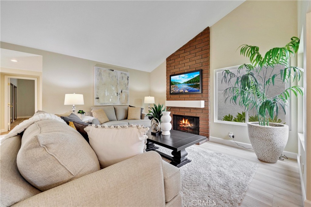 MLS #OC25132194 image #5