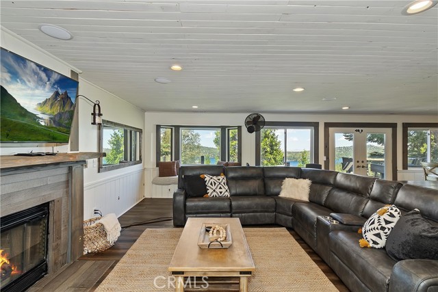 Detail Gallery Image 6 of 42 For 533 Sunderland, Lake Arrowhead,  CA 92352 - 3 Beds | 3/1 Baths