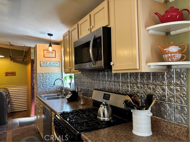 4060 Indian Peak Road, Mariposa CA: https://media.crmls.org/medias/e74a2c79-c1e6-49d4-9ddd-95de354537bd.jpg